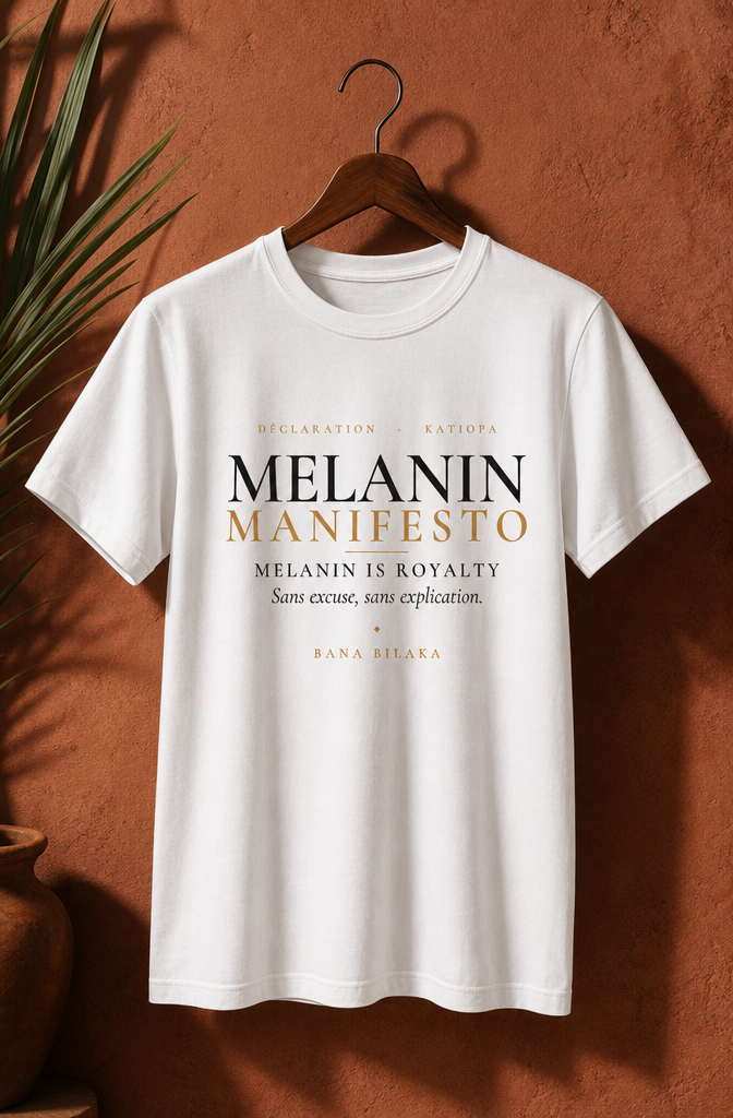 Bana Bilaka Melanin Manifesto — t-shirt blanc sur cintre, ambiance boutique terracotta