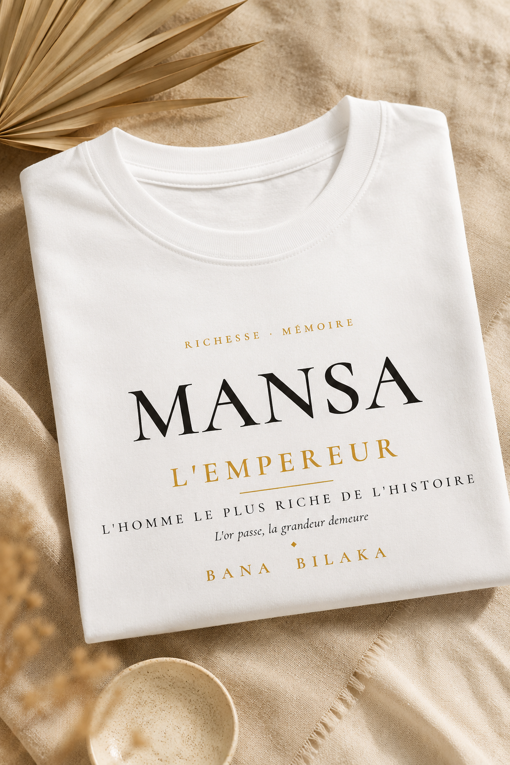 Bana Bilaka Mansa — t-shirt blanc coton bio, mise en scène flat-lay premium