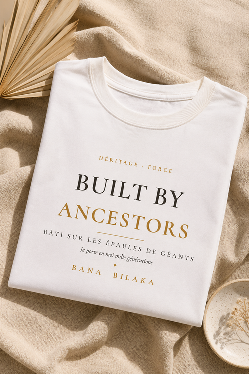 Bana Bilaka Built by Ancestors — t-shirt blanc coton bio, mise en scène flat-lay premium