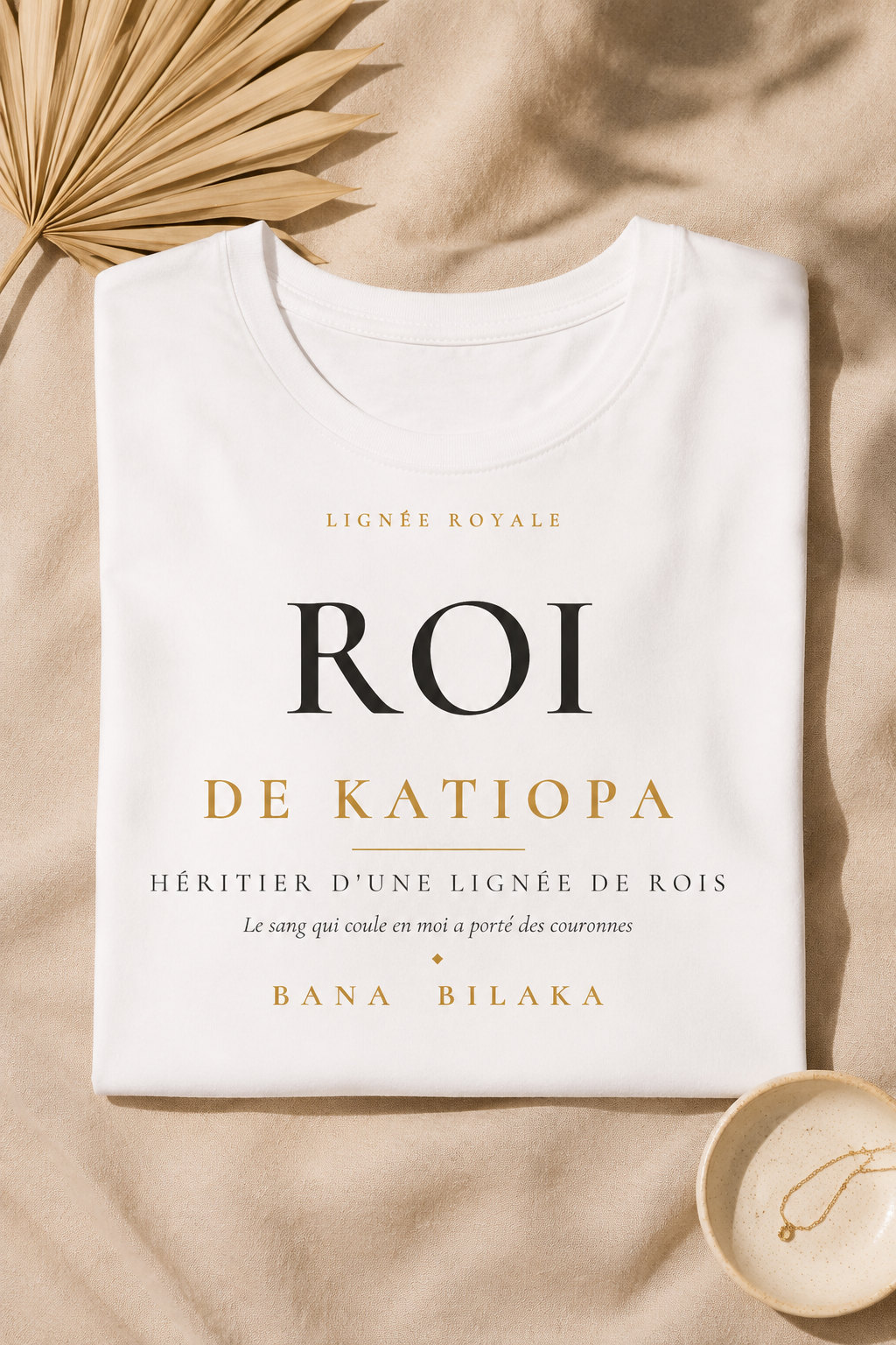 Bana Bilaka Roi de Katiopa — t-shirt blanc coton bio, mise en scène flat-lay premium