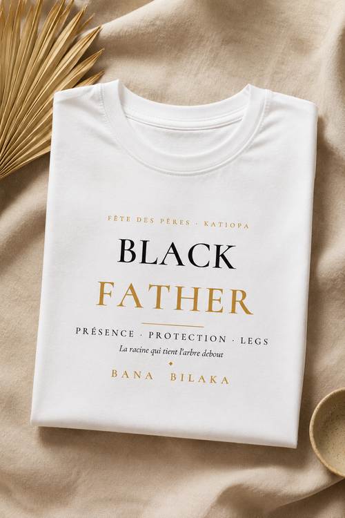 Bana Bilaka Black Father — t-shirt blanc coton bio, mise en scène flat-lay premium