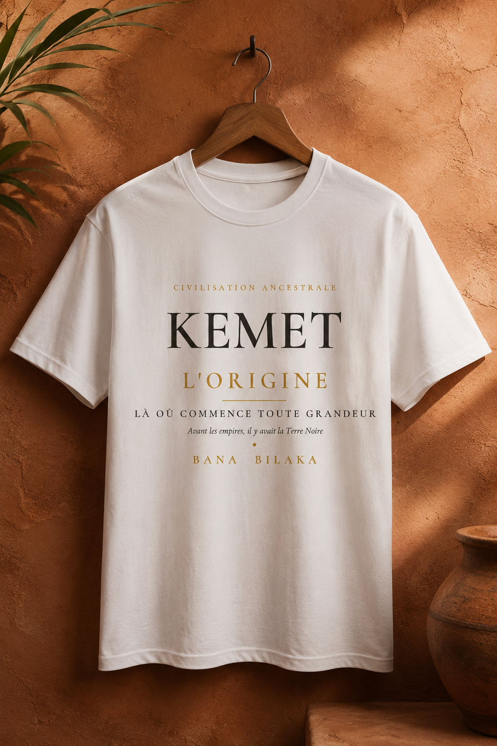 Bana Bilaka Kemet — t-shirt blanc sur cintre, ambiance boutique terracotta