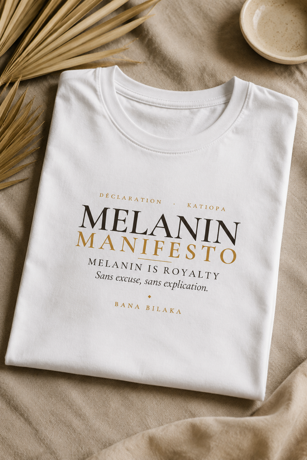 Bana Bilaka Melanin Manifesto — t-shirt blanc coton bio, mise en scène flat-lay premium