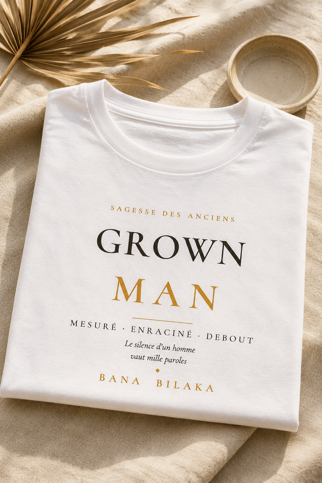 Bana Bilaka Grown Man — t-shirt blanc coton bio, mise en scène flat-lay premium