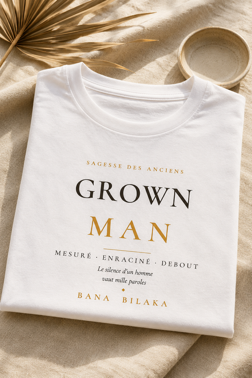 Bana Bilaka Grown Man — t-shirt blanc coton bio, mise en scène flat-lay premium