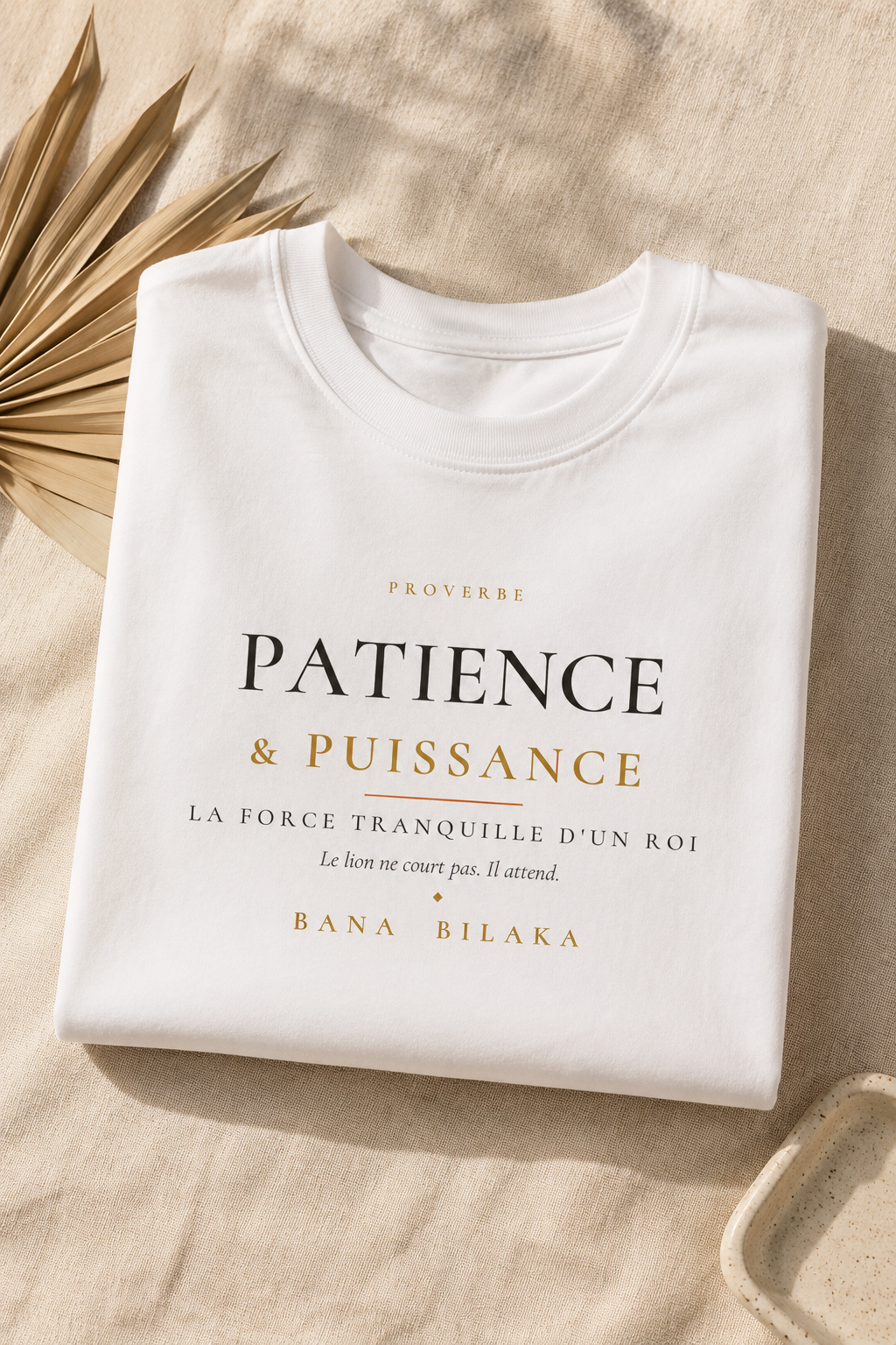 Bana Bilaka Patience & Puissance — t-shirt blanc coton bio, mise en scène flat-lay premium