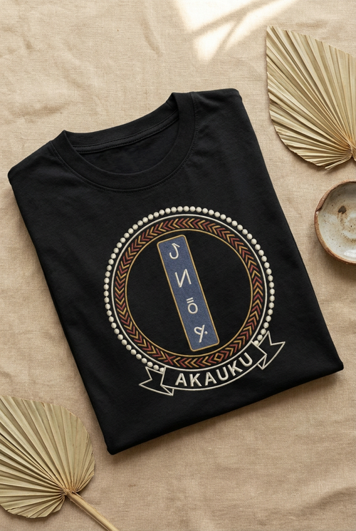 Tee noir Akauku à plat sur lin, cartouche indigo de l'écriture bamoun en imprimé effet broderie, Cameroon Grassfields collection par Bana Bilaka