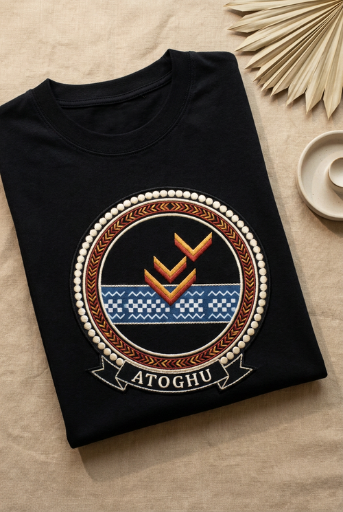 Tee noir Atoghu à plat sur lin, bande ndop indigo et chevrons toghu rouge et or en imprimé effet broderie, Cameroon Grassfields collection par Bana Bilaka