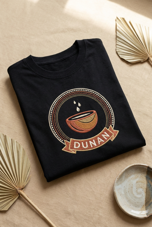 Tee noir Dunan à plat sur lin, imprimé effet broderie, Collection Le Serment du Manden par Bana Bilaka
