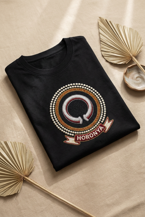 Tee noir Horonya à plat sur lin, imprimé effet broderie, Collection Le Serment du Manden par Bana Bilaka
