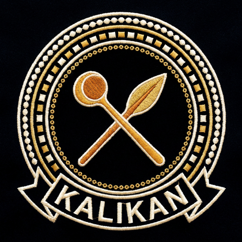 Emblème Kalikan, médaillon imprimé effet broderie : lance et louche-calebasse croisées en X, or et latérite sur fond noir, anneau de points, banderole KALIKAN