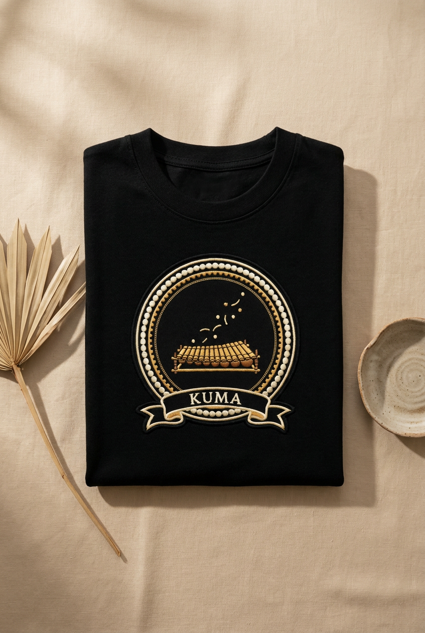 Tee noir Kuma à plat sur lin, imprimé effet broderie, Collection Le Serment du Manden par Bana Bilaka