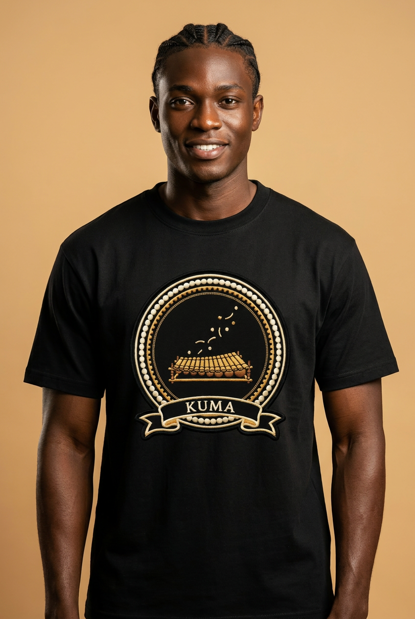 Modèle portant le tee noir Kuma, médaillon imprimé effet broderie au balafon, Collection Le Serment du Manden par Bana Bilaka