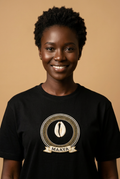 Modèle portant le tee noir Maaya, médaillon imprimé effet broderie au cauri unique, Collection Le Serment du Manden par Bana Bilaka