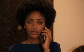 Aya au téléphone, une larme sur la joue, Koffi, les chaînes invisibles