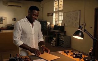 Un personnage travaille sur un établi, dans un atelier éclairé de jour, Zoya
